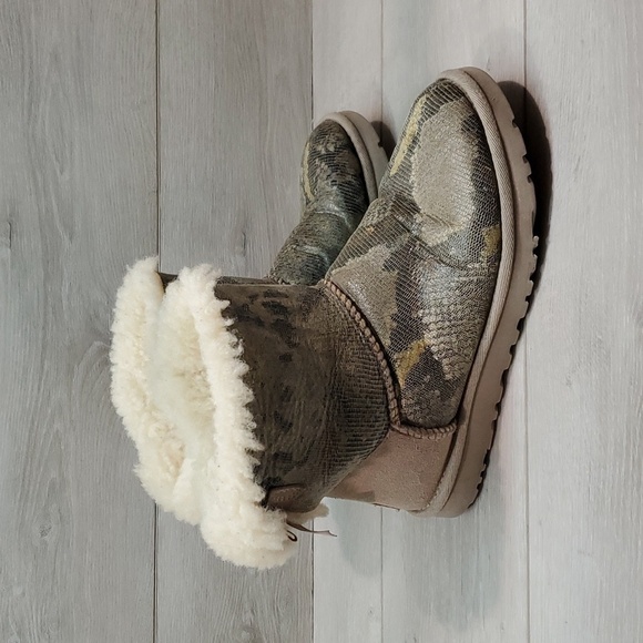 Ugg Australia Women Bailey Bow Short Snake Sheepskin Boots shoes sz 6 - Picture 1 of 12